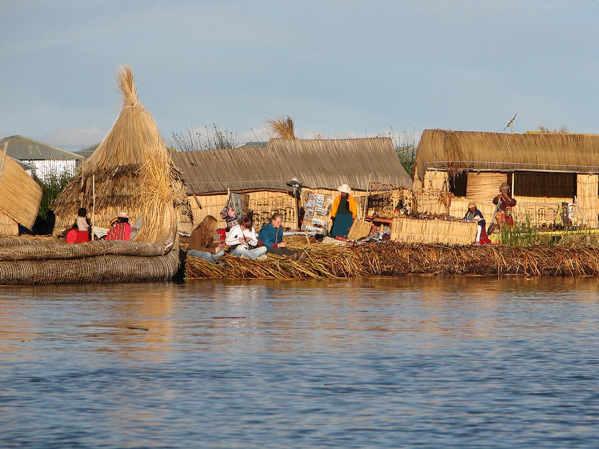 Peru. Titicaca. Turister og lokalbefolkning på flytende sivøyer Uros. Foto