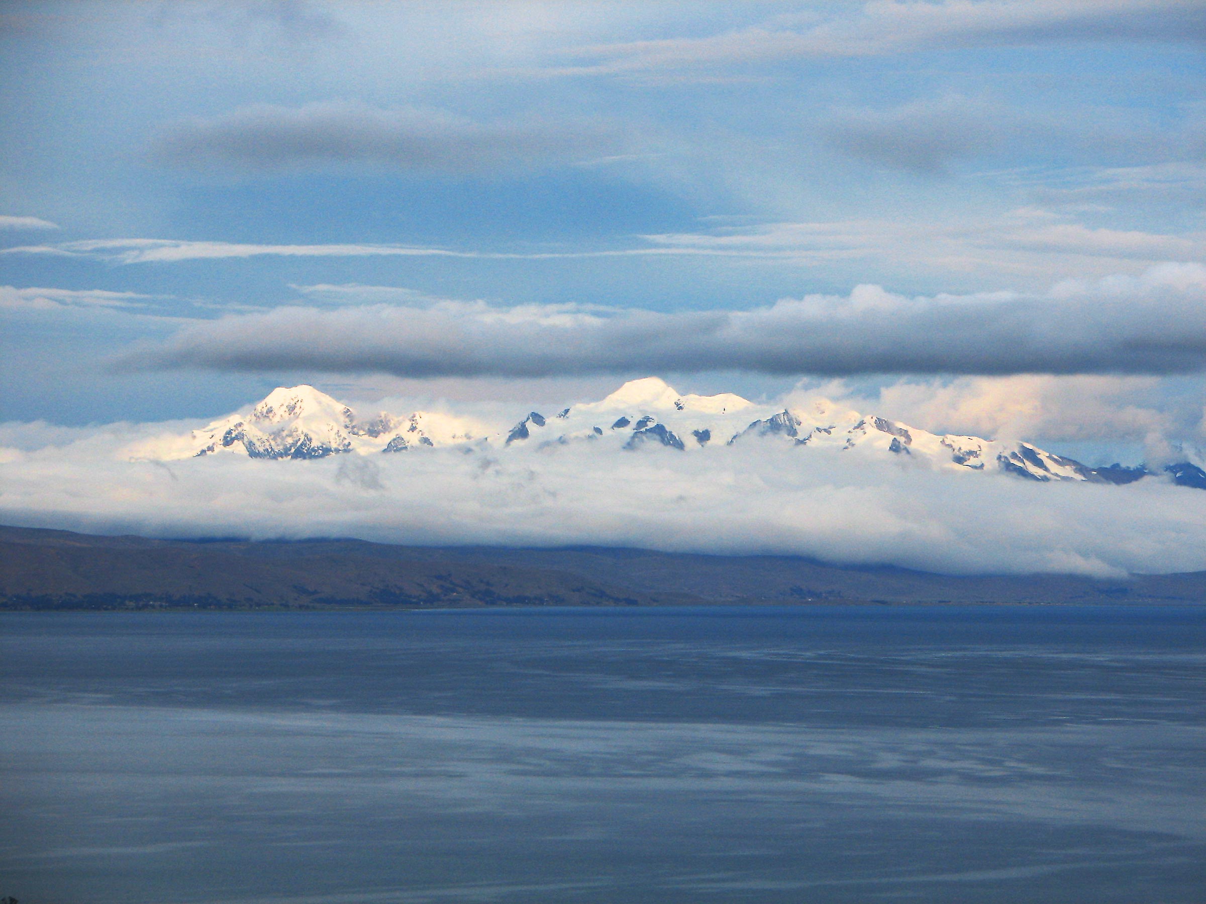 Bolivia. Titicaca-sjøen. Utsikt mot Andes-fjellene. Foto