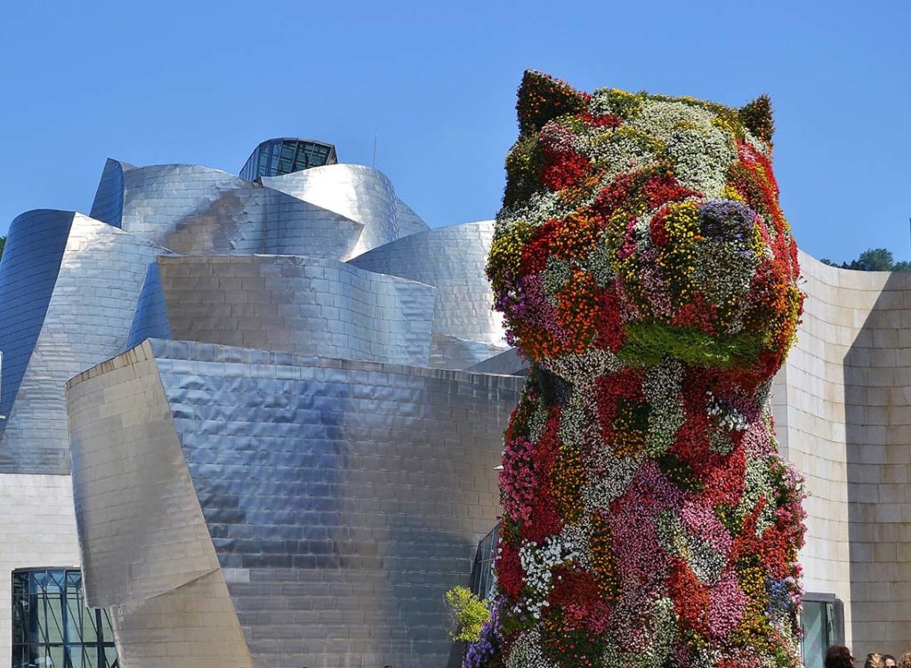 Spania. Baskerland. Bilbao. Guggenheim-museet, blomsterinstallasjon "valpen". Foto