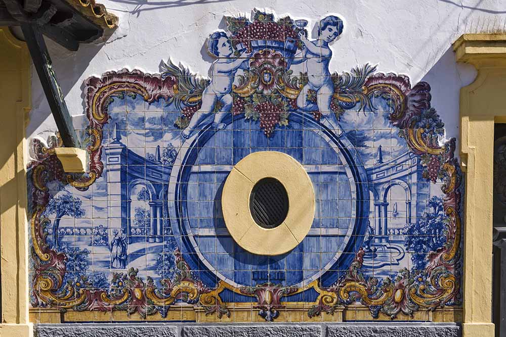 Portugal. Azeitao. Fliser på fasaden til den historiske vingården Jose Maria Fonseca