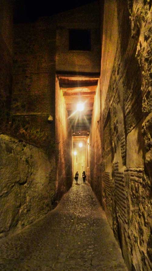 Spania. Toledo. En gate i gamlebyen, dekket med et overbygg covertizo. Foto