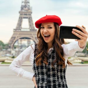 Paris, glad jente tar selfie foran Eiffel-tårnet