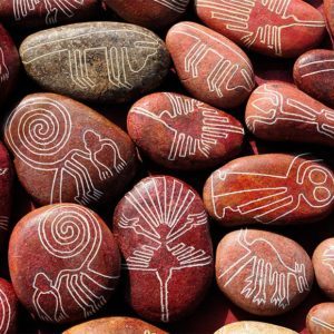 Peru. Ulike Nazca-figurer malt på stener. Foto