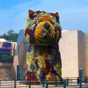 Spania. Baskerland. Bilbao. Guggenheim-museet, blomsterinstallasjon "valpen". Foto